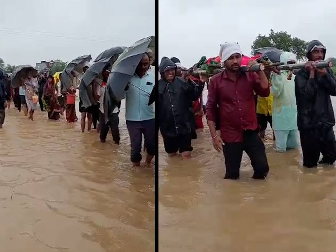 Nanded Rain The villagers of Selga travel through knee-deep water funeral Nanded : मरणानंतरही संपेनात माणसाच्या यातना... सेलगाच्या ग्रामस्थांचा मृतदेहावर अंत्यसंकार करण्यासाठी गुडघाभर पाण्यातून प्रवास