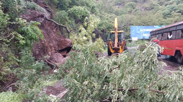 डोंगर कपारीतून निखळेलेला मोठा दगड घाट रस्त्यावर पडल्याने वाहतूक काही काळ विस्कळीत झाली.