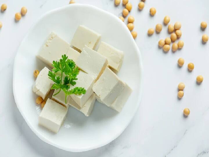 पिछले कुछ सालों में लोगों के बीच में हेल्दी लाइफस्टाइल को लेकर लोकप्रियता बहुत बढ़ है. ऐसे में लोग आजकल वीगन लाइफस्टाइल को अपनाने की कोशिश कर रहे हैं. इस कारण मार्केट में सोया पनीर यानी टोफू की मांग बहुत तेजी से बढ़ रहती है. भारत में टोफू एक बढ़ता हुआ बिजनेस है जिसे शुरू करके आप लाखों रुपये कमा सकते हैं.