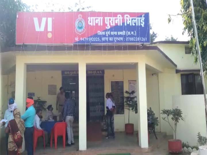 Durg News: रिश्वत लेने का वीडियो वायरल होने के बाद SP का एक्शन, दो पुलिसकर्मी सस्पेंड Durg News: After video of taking bribe went viral, SP took strict action, 2 policemen suspended ann Durg News: रिश्वत लेने का वीडियो वायरल होने के बाद SP का एक्शन, दो पुलिसकर्मी सस्पेंड