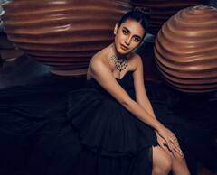 डीप नेक टॉप पहन Priya Prakash Varrier ने गिराईं बिजलियां, बेडरूम से शेयर की ये ग्लैमरस तस्वीरें