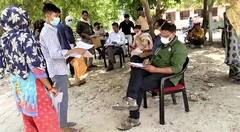 Firozabad: स्वास्थ विभाग की बड़ी लापरवाही, टीबी के मराजों का पेड़ के नीचे हो रहा इलाज