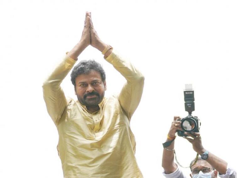 Acharya Flop Chiranjeevi Koratala Siva in Trouble Check Details Here Acharya Flop: ஆச்சார்யா பட தோல்வி.. வீட்டின் முன் கதறும் விநியோகஸ்தர்கள்.. விழிபிதுங்கி நிற்கும் சிரஞ்சீவி..!