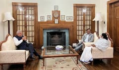 Darjeeling News: সংঘর্ষের আবহেই 'সৌজন্য সাক্ষাৎ', রাজ্যপালের আমন্ত্রণে দার্জিলিঙে রাজভবনে মমতা