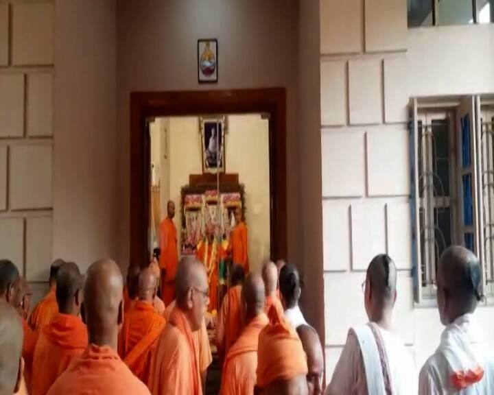 পূর্ণ শ্রদ্ধা ও ভক্তিতে বেলুড় মঠে পালিত হল গুরু পূর্ণিমা৷  গুরু পূর্ণিমা উপলক্ষে বিশেষ পুজোও হয় এদিন।