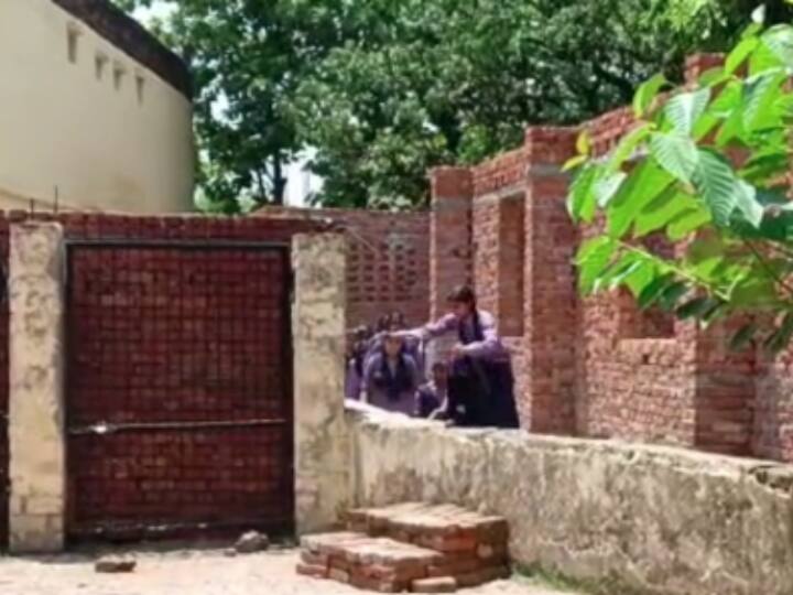 Sant Kabir nagar News: दबंगों ने कराया स्कूल के गेट पर निर्माण, संकरी गली से गुजरने को मजबूर बच्चे Sant Kabir nagar Uttar Pradesh construction work at gate of old school children facing problems ANN Sant Kabir nagar News: दबंगों ने कराया स्कूल के गेट पर निर्माण, संकरी गली से गुजरने को मजबूर बच्चे