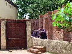 Sant Kabir nagar News: दबंगों ने कराया स्कूल के गेट पर निर्माण, संकरी गली से गुजरने को मजबूर बच्चे