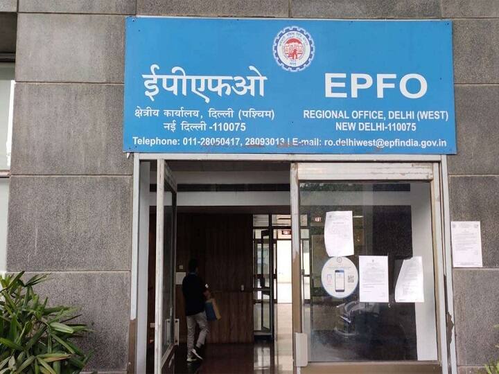 इसके लिए आप सबसे पहले ईपीएफओ की वेबसाइट पर विजिट करे और वहां For Employees ऑप्शन का चुनाव करें. इसके बाद Member UAN या Online Service का चुनाव करें.