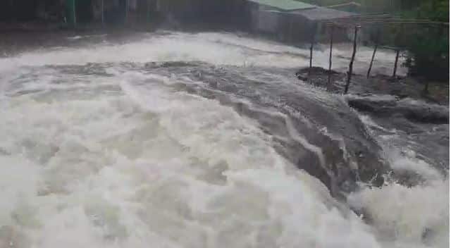 लोणावळ्यात यंदाच्या मोसमातील सर्वात उच्चांकी पाऊस झाला असून परिसरातील धबधबे ओसंडून वाहू लागले आहेत. 