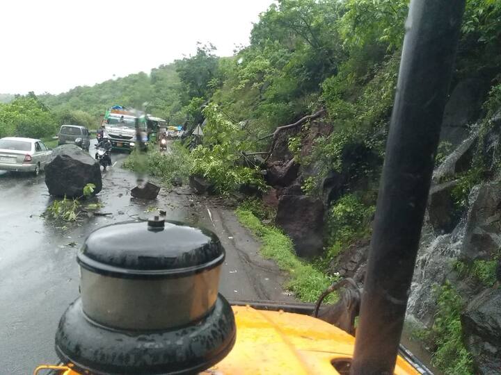 मात्र दगड हटविल्यानंतर वाहतूक पूर्ववत झाली.