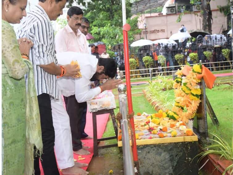 Guru Purnima 2022  Chief Minister Eknath Shinde visited Balasaheb memorial and  Anand Dighe at Anand Ashram in Thane  Guru Purnima 2022 : गुरुपौर्णिमेनिमित्त मुख्यमंत्री शिंदेंनी घेतलं बाळासाहेबांच्या स्मृतीस्थळाचं दर्शन, ठाण्यातील आनंद आश्रमात आनंद दिघेंनाही वंदन