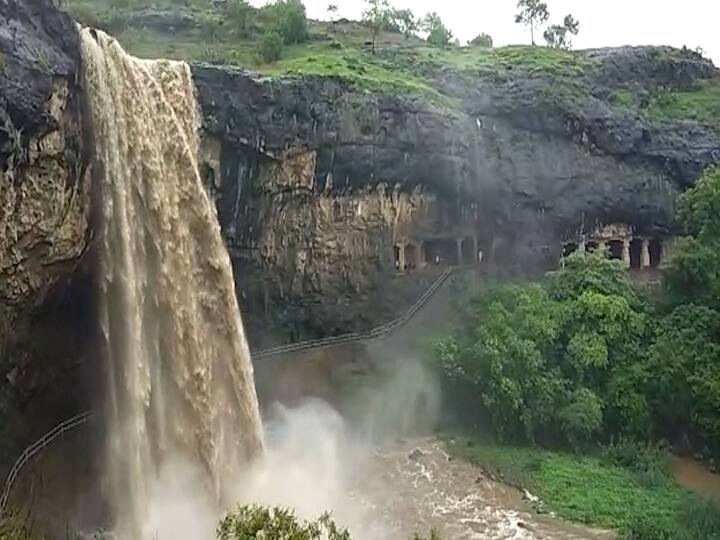 वाहता धबधबा लेणीचा सौंदर्य अधिकच वाढवतोय.