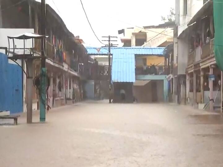 বলসাড় সমেত পাঁচ জেলায় জারি হল লাল সতর্কতা। কমলা সতর্কতা জারি হয়েছে আরও ছয় জেলায়। বন্যা পরিস্থিতিতে ক্ষতিগ্রস্ত হাজার হাজার মানুষ।