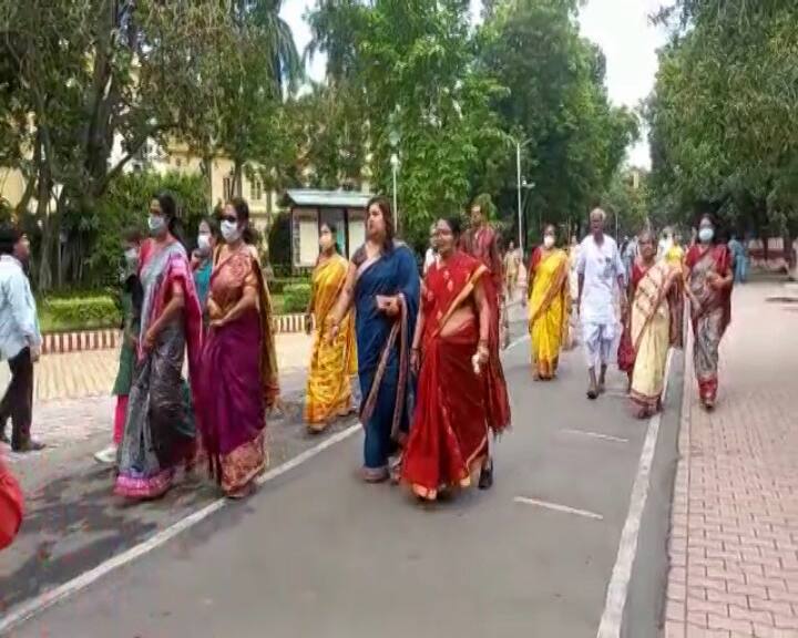 হিন্দুধর্ম মতে এই দিনটিতে সব গুরুর জন্মতিথি পালিত হয়৷ তাই এই বিশেষ দিনে বেলুড় মঠে হাজির হন মঠের শিষ্য ও দীক্ষিতরা৷ গুরুকে স্মরণ করা হয় ,আলাদা করে কৃতজ্ঞতা জানানো হয় গুরুকে।