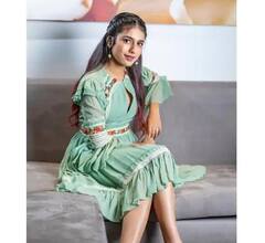 ડીપ નેક ટોપ પહેરીને Priya Prakash Varrierએ બેડરુમથી શેર કર્યા ગ્લેમરસ ફોટો