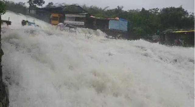 कारण लोणावळ्यात सायंकाळी पाच वाजल्यानंतर प्रशासनाने पर्यटनाला बंदी घातली आहे.