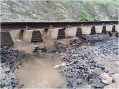 In Photos: छिंदवाड़ा में बारिश का कहर, रेलवे ट्रैक के नीचे से पत्थर के टुकड़े बहे, देखें तस्वीरें