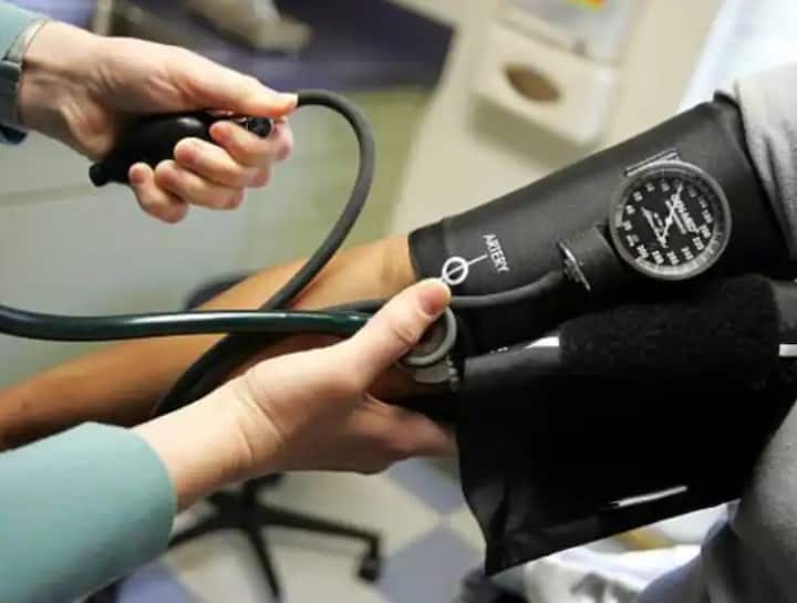 टर्म इंश्योरेंस लेते समय कुछ खरीदार अपनी मेडिकल हिस्ट्री छुपाते हैं. वो इसलिए ऐसा करते हैं कि कहीं ये जानकारियां देने से उनकी इंश्योरेंस पॉलिसी में कहीं रुकावट न आ जाए, या फिर उन्हें इंश्योरेंस पॉलिसी के लिए कहीं अधिक प्रीमियम न देना पड़े. ऐसा करने पर दावे के समय दिक्कत आ सकती है और बाद में भुगतान खारिज हो सकता है.