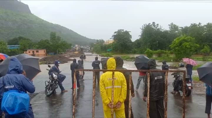 यामुळे, मंगळवारी दुपारपासून या मार्गावरील वाहतूक ही सुमारे 7 तास बंद ठेवण्यात आली होती. यामुळे, या परिसरात राहणाऱ्या रहिवासी आणि विद्यार्थ्यांना अडकून रहावे लागले होते. 
