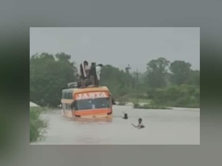 maharashtra rain update police rescue 35 passenger from travel bus which is stuck in flood water at chandrapur maharashtra Maharashtra Rains: थरारक! पुराच्या पाण्यात अडकलेल्या बसमधील प्रवाशांची सुखरुप सुटका