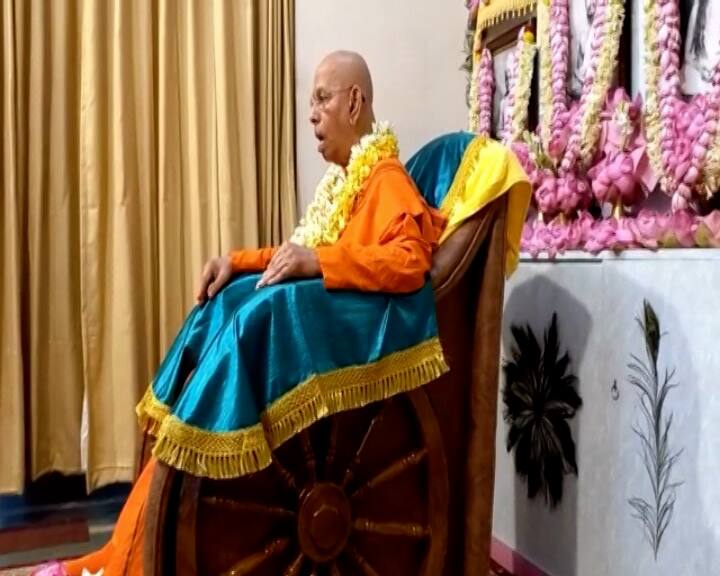 দীক্ষাগুরুকে প্রণাম জানাতে, দূর দূরান্ত থেকে আসেন ভক্তরা।  দীক্ষাগুরুর কাছ থেকে আশীর্বাদ নিতে সকাল থেকেই ভিড় জমান ভক্তরা।