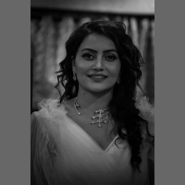 मराठी बिग बॉस सीझन 3 फेम अभिनेत्री सोनाली पाटील सोशल मीडियावर प्रंचड सक्रिय आहे. ती नेहमी आपले सुंदर फोटो सोशल मीडियावर शेअर करत असते.