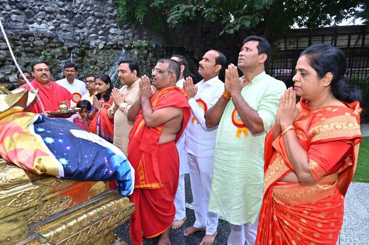 आजच्या दिवशी गुरुला भगवंत मानून गुरुंनी आपल्यावर केलेल्या उपकरातून उतराई होण्याचा आजचा दिवस आहे. गुरुस्थान या ठिकाणी नतमस्तक होण्यासाठी भाविकांची गर्दी असून माजी विश्वस्त सचिन तांबे यांनी गुरुस्थानचं महत्त्व विषद केलं.