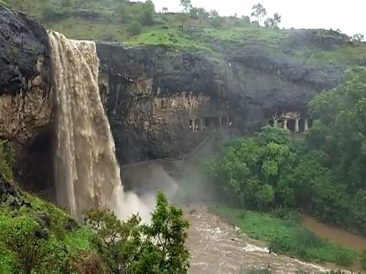 सतत कोसळणाऱ्या पावसामुळे वेरुळ लेण्यातील सीतान्हाणी धबधबा ओसंडून वाहतोय.