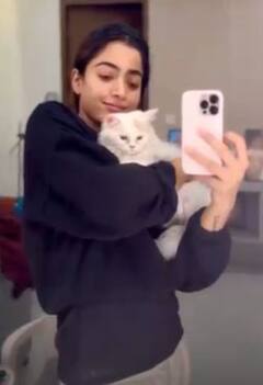 Rashmika Mandanna Pics: ये किसके साथ सेल्फी लेती नजर आईं 'पुष्पा' फेम रश्मिका मंदाना, क्यूट फोटो हो रही वायरल