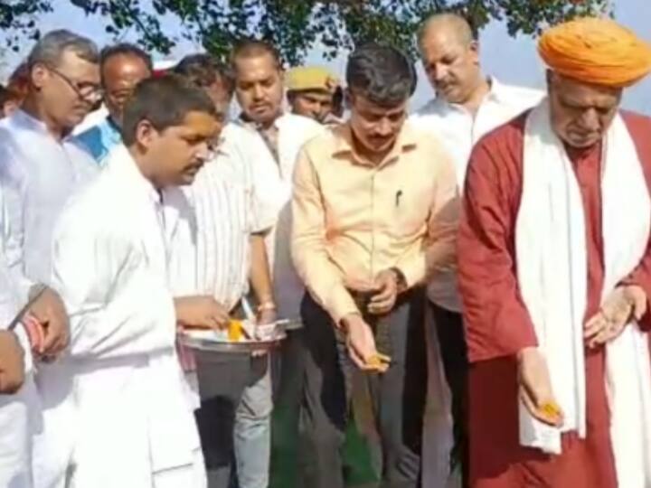 Ghazipur Uttar Pradesh MP Ballia Virendra Singh Mast laid foundation stone of biogas plant Gobar Dhan Yojana ANN Ghazipur News: बायोगैस प्लांट का सांसद बलिया ने किया शिलान्यास, बनेगी बिजली, गांव के लोगों को होगा ये फायदा