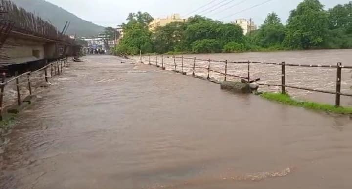 याचाच परिणाम म्हणून पाली - सुधागड परिसरात जोरदार पाऊस झाल्याने पाली ते वाकण दरम्यान असलेल्या अंबा नदीवरील पुलावर पाणी साचले होते. यामुळे, या मार्गावरील वाहतूक ही दुपारपासून बंद करण्यात आली आहे. 