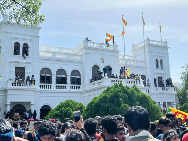 Sri Lanka Crisis: पीएम ऑफिस पर प्रदर्शनकारियों का कब्जा, प्रदर्शनकारियों से निपटने के लिए सेना और पुलिस को मिली खुली छूट