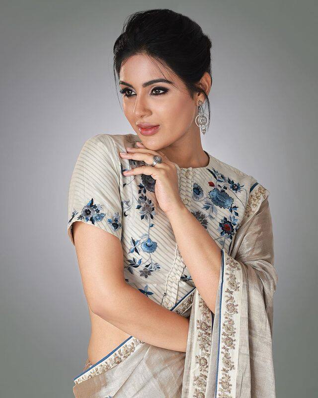 ట్రెడిషనల్ లుక్ లో ఆకట్టుకుంటుంది ఈ బ్యూటీ. (Photo Courtesy: Samyuktha Menon Instagram)