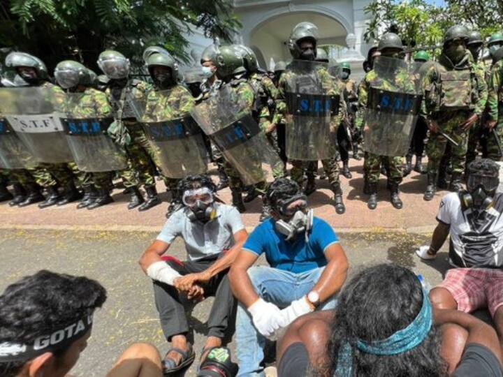 राजपक्षे (73) ने मालदीव से ही प्रधानमंत्री रानिल विक्रमसिंघे को देश का कार्यवाहक राष्ट्रपति नियुक्त किया है. संसद अध्यक्ष महिंदा यापा अभयवर्दने ने घोषणा की कि राष्ट्रपति राजपक्षे ने अपने विदेश प्रवास के दौरान कामकाज संभालने के लिए प्रधानमंत्री विक्रमसिंघे की नियुक्ति की है. उन्होंने बताया कि यह संविधान के अनुच्छेद 37(1) के तहत किया गया है.