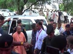 Yogi Adityanath: यूपी के सीएम योगी आदित्‍यनाथ पहुंचे बिहार, परिवहन मंत्री दयाशंकर सिंह के पिता को दी श्रद्धांजलि