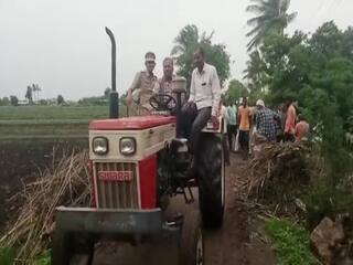 Aurangabad: पूरपरिस्थिती पाहता वांजरगावात बचाव पथक दाखल; प्रशासकीय अधिकाऱ्यांचा ट्रॅक्टरवरून आढावा