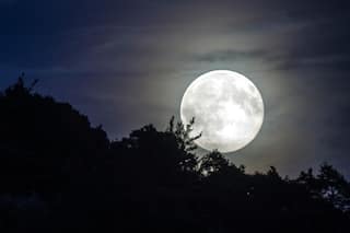 Super Moon: চাঁদের হাসি যেন বাঁধভাঙা, গুরুপূর্ণিমার আকাশজুড়ে উজ্জ্বল সুপার মুন