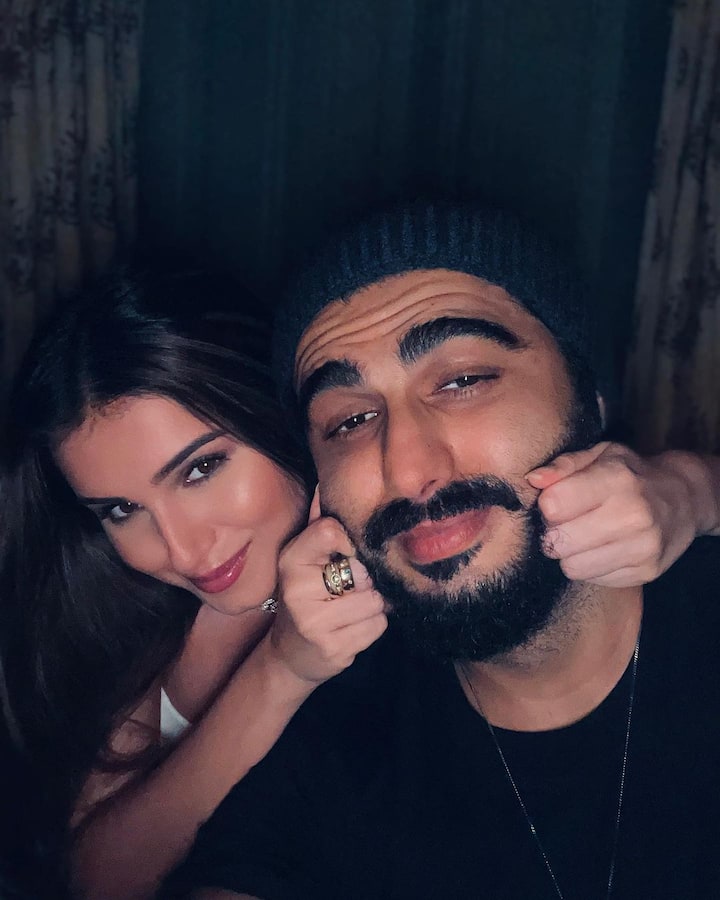 हाल ही में अर्जुन कपूर ने इंस्टाग्राम पर अपनी कुछ तस्वीरों को शेयर की है. इन तस्वीरों में तारा सुतारिया संग शानदार केमिस्ट्री देखने को मिल रही है.