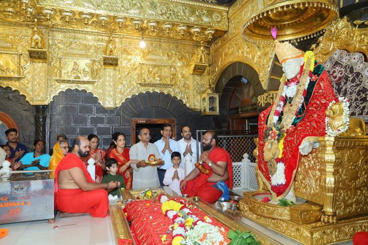 सकाळी काकड आरती करता यावी यासाठी साई भक्त काल रात्रीपासूनच दर्शन रांगेत उभे होते. साई बाबांनी दिलेला सर्वधर्म समभावाचा संदेश जगभरात नेण्याचा संकल्प यावेळी अनेक भक्तांनी केल्याचं सांगितलं.