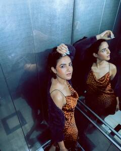 Pics: સાટનનો વેસ્ટર્ન ડ્રેસ પહેરીને Jasmin Bhasinએ લિફ્ટમાં આપ્યા આવા-આવા પૉઝ, ફેન્સ બોલ્યા-  'Ufff, આગ હૈ......'