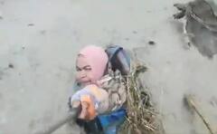 Viral Video: ਹੜ੍ਹ ਕਾਰਨ ਮੌਤ ਦੇ ਮੂੰਹ 'ਚ ਸੀ ਔਰਤ, ਪਰ ਸੈਲਫੀ ਲੈਂਦੀ ਰਹੀ, ਲੋਕਾਂ ਨੇ ਕਿਹਾ- ਜਾਨ ਬਚਾਓ ਦੀਦੀ!