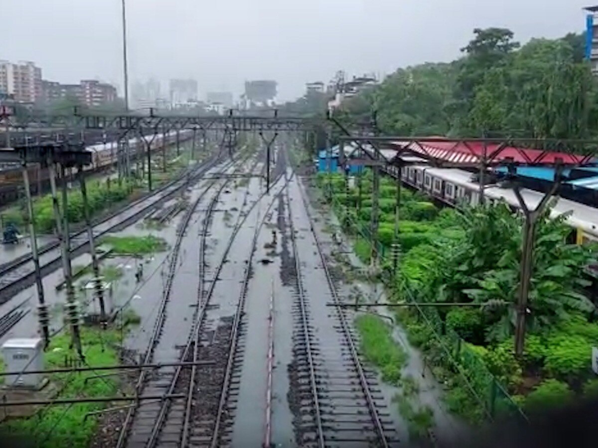 Mumbai Local Updates : पावसाचा जोर वाढला, लोकलचा वेग मंदावला; मध्य, हार्बर उशीरानं, पश्चिम रेल्वे सुरळीत