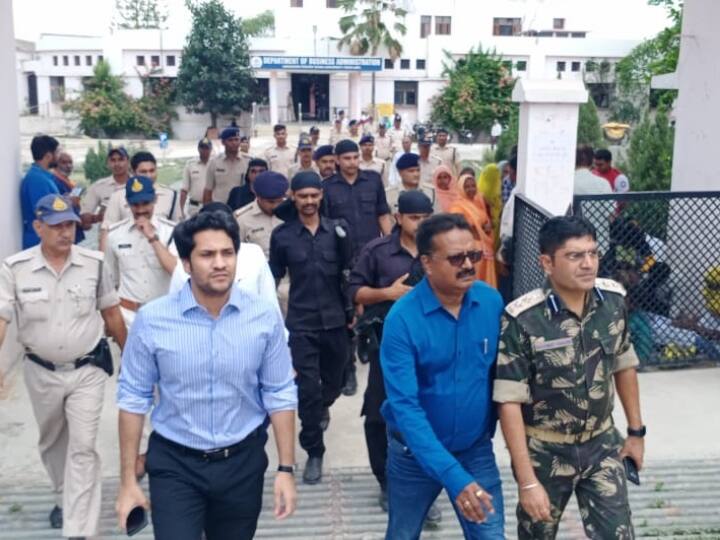 नगरीय निकाय के अंतिम चरण के मतदान के दौरान रीवा के एक मतदान केंद्र का दौरा करते कलेक्टर और पुलिस अधीक्षक. अधिकारियों ने मतदान के दौरान कानून व्यवस्था के हालात का जायजा लिया.