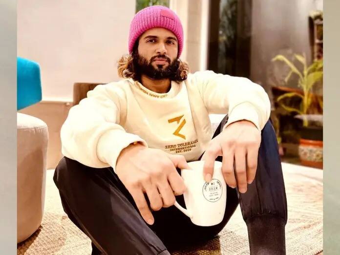 ਵਿਜੇ ਦੇਵਰਕੋਂਡਾ ਦੱਖਣ ਦੇ ਏ-ਲਿਸਟਰ ਅਦਾਕਾਰ ਮਹੇਸ਼ ਬਾਬੂ, ਅਕੀਨੇਨੀ ਨਾਗਾਰਜੁਨ, ਅੱਲੂ ਅਰਜੁਨ ਅਤੇ ਚਿਰੰਜੀਵੀ ਦਾ ਗੁਆਂਢੀ ਹੈ। ਜਿੱਥੇ ਉਸ ਦਾ ਆਲੀਸ਼ਾਨ ਮਹਿੰਗਾ ਬੰਗਲਾ ਹੈ। ਇਸ ਦੇ ਨਾਲ ਹੀ ਉਸ ਕੋਲ ਮਹਿੰਗੀਆਂ ਕਾਰਾਂ ਵੀ ਹਨ।