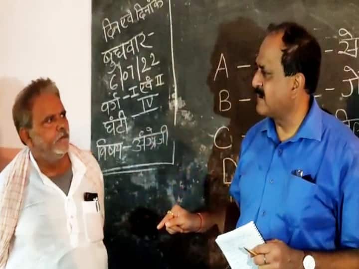 Bihar News: Lakhisarai DM Sanjay kumar Singh angry on Teacher dress Kurta Pajama know what he said now ann Bihar News: अगर इस वेश-भूषा में शिक्षक हैं तो मत रहिएगा... टीचर को फटकार लाने वाले DM ने अब कही ये बात