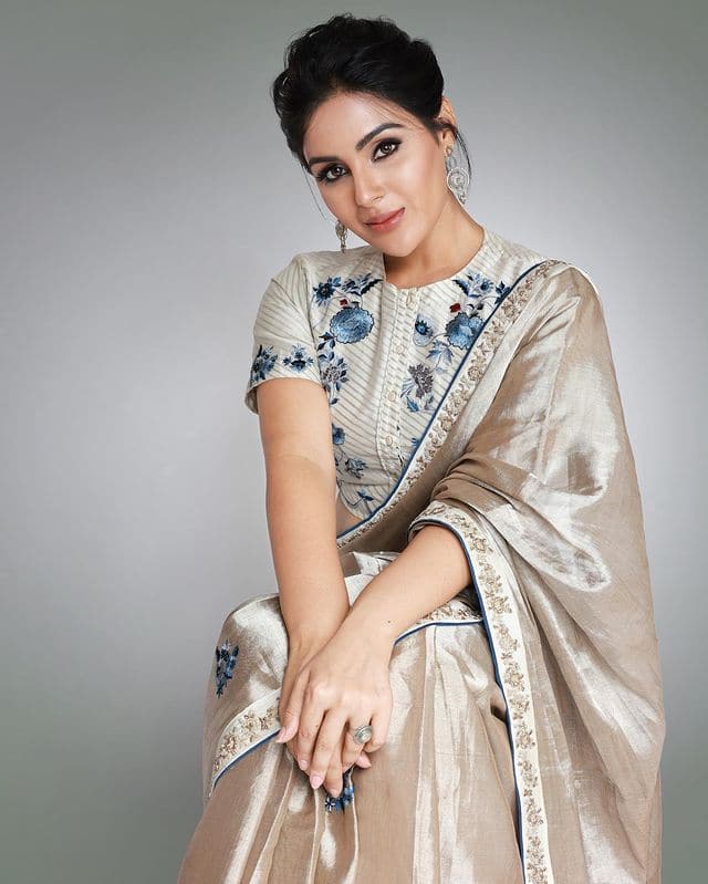 ఇదిలా ఉండగా.. ఈ బ్యూటీ పలు ఫొటోషూట్లలో పాల్గొంటూ దర్శకనిర్మాతలు ఎట్రాక్ట్ చేస్తోంది. (Photo Courtesy: Samyuktha Menon Instagram)