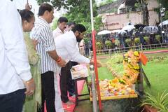 Guru Purnima 2022 : गुरुपौर्णिमेनिमित्त मुख्यमंत्री शिंदेंनी घेतलं बाळासाहेबांच्या स्मृतीस्थळाचं दर्शन