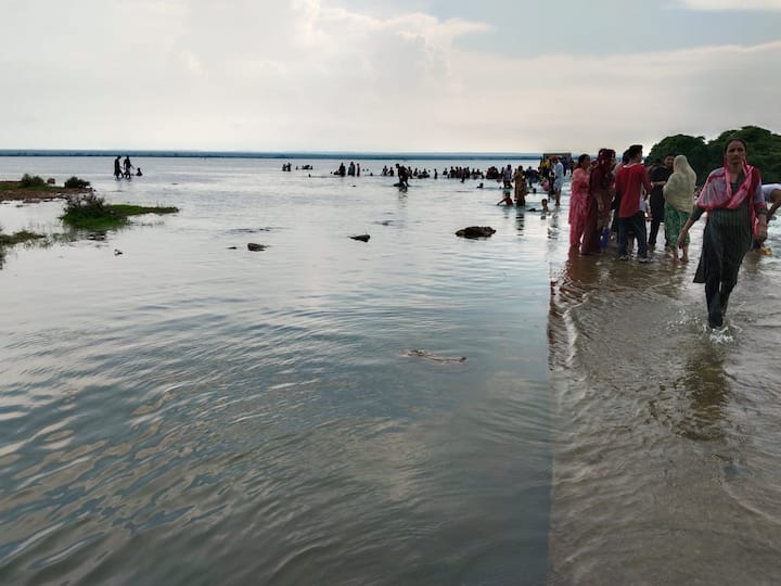 बूंदी के बरधा बांध में संडे हो या मंडे रोज हजारों की तादाद में पर्यटक पानी का लुप्त लेने के लिए पहुंच रहे हैं. 2 दिनों की बारिश में बरधा बांध भर चुका है और जहां पानी की चादर चल रही है. वहां बांध 21 फीट गहरा है.