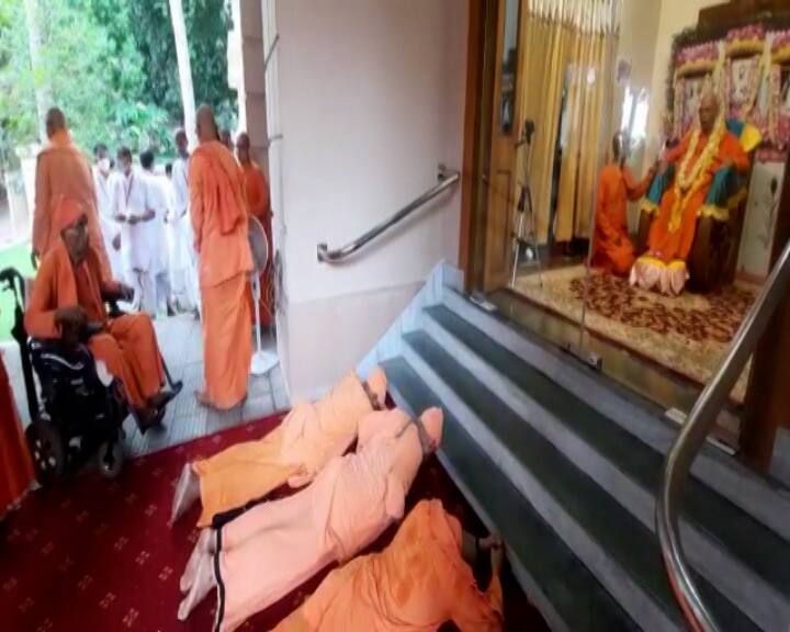 গুরু শব্দের মানে হল যিনি অন্ধকার দূর করেন। তমসা থেকে জ্যোতির পথে যিনি মানুষকে চালিত করেন।