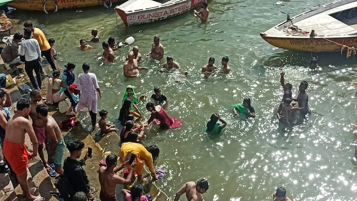 गुरु पर्व पर वाराणसी के दशाश्वमेघ घाट पर भक्तों की भीड़ देखने को मिली. जहां भक्तों ने गंगा में आस्था की डुबकी लगाई.